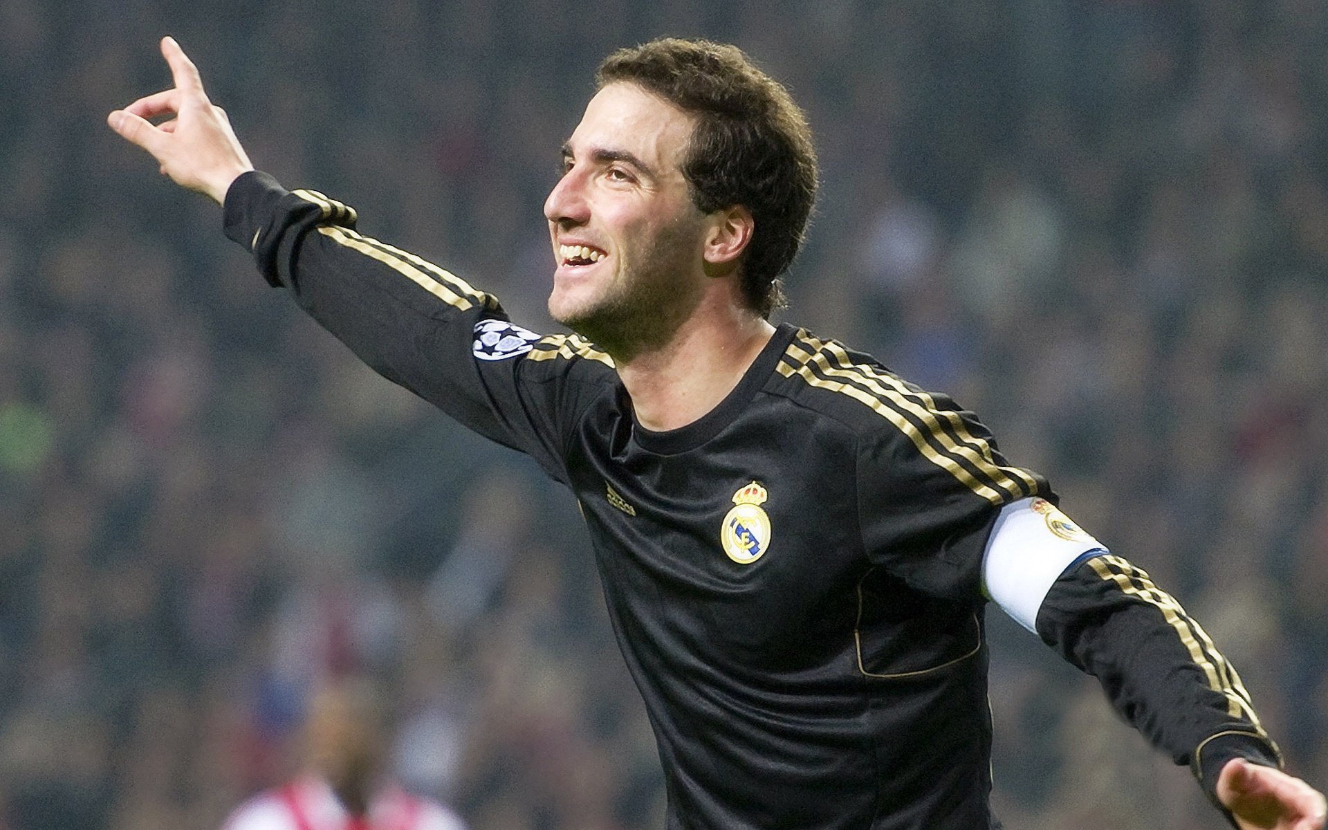 杨瀚森自信瞬间!半场神奇三分后为自己竖起大拇指,完美诠释篮球精神